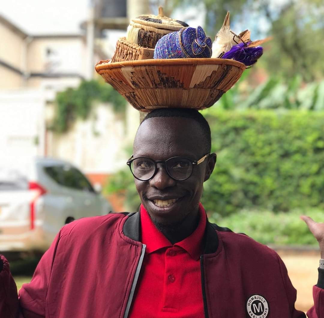 Francis carrying a basket of art pieces bought by client Beverly in Entebbe, Uganda in November 2017
